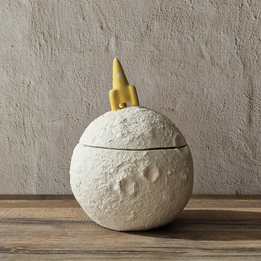 Luna caja con cohete