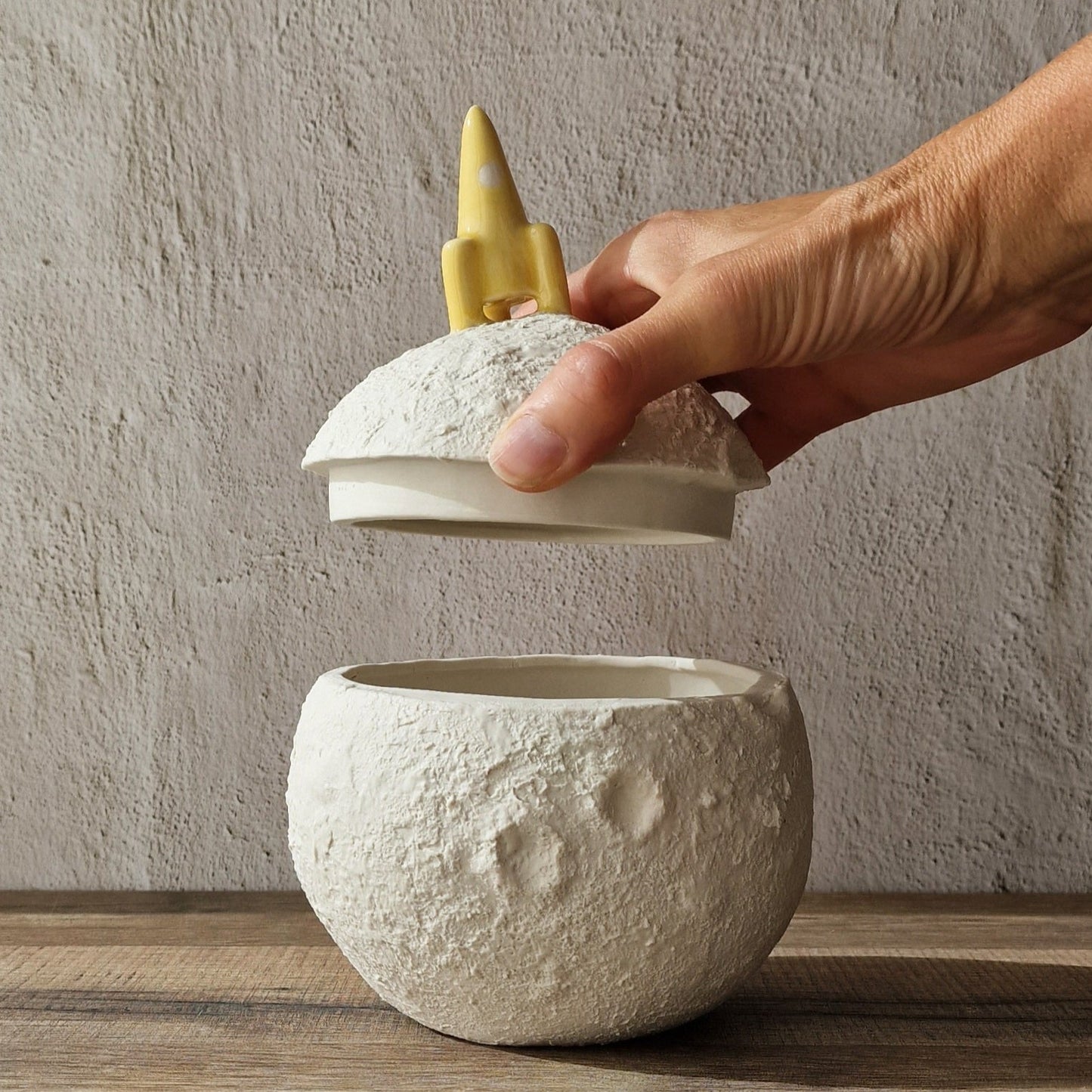 Luna caja con cohete