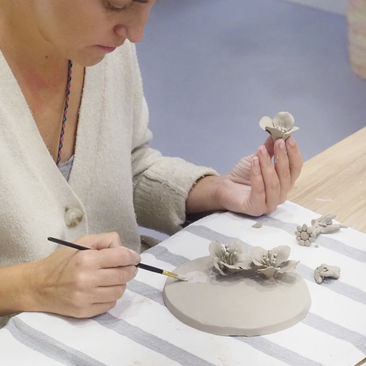 Aprende a Modelar flores en cerámica