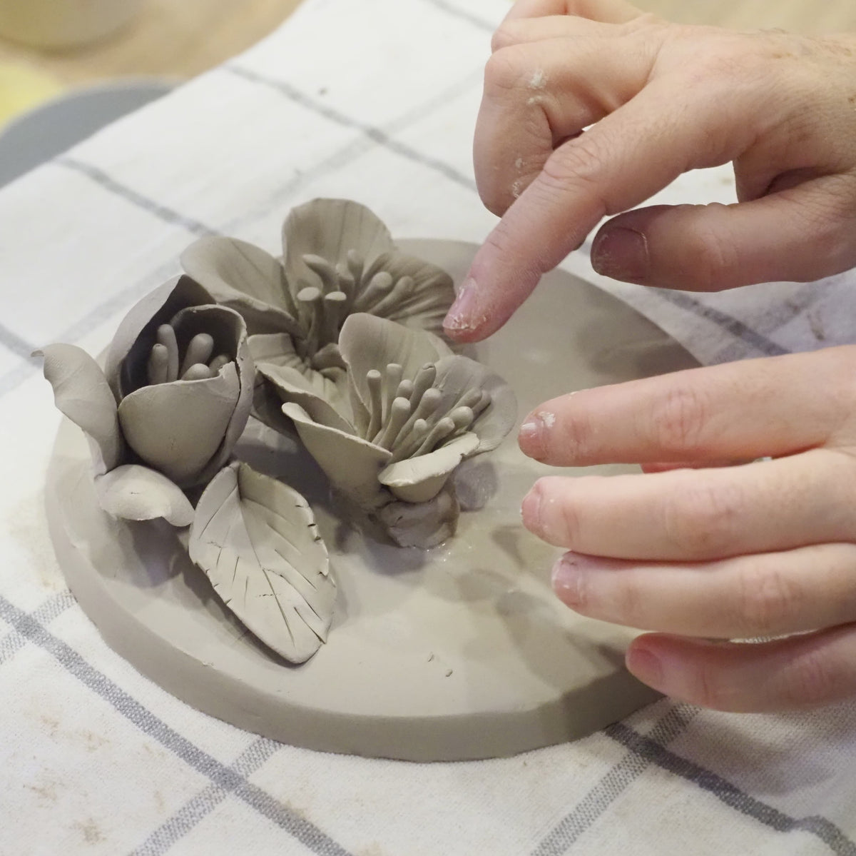 Aprende a Modelar flores en cerámica