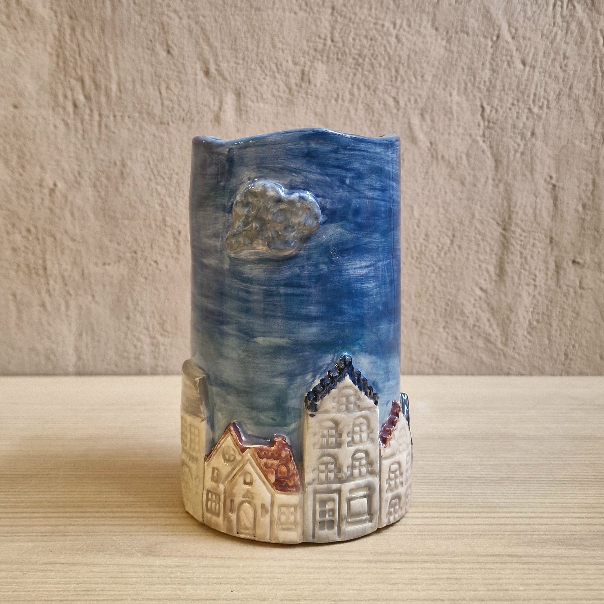 imágen de un jarrón hecho en un taller de ceramica en madrid. Experiencia creativa para desconectar del día a día.