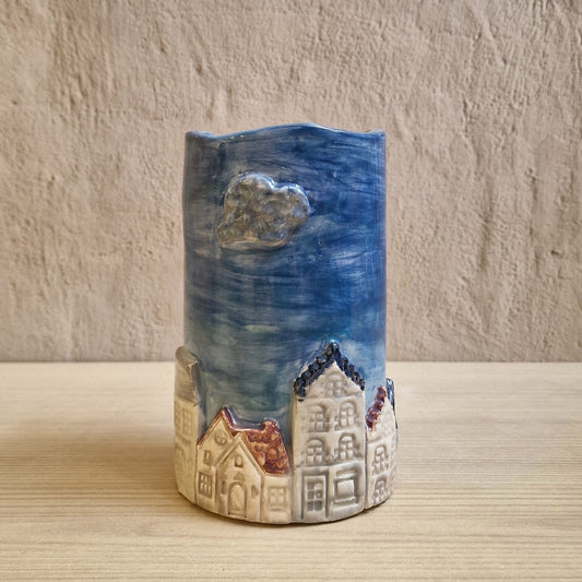 imágen de un jarrón hecho en un taller de ceramica en madrid. Experiencia creativa para desconectar del día a día.